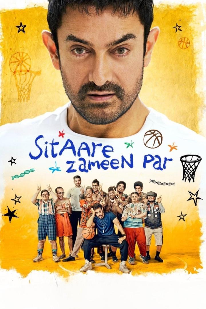 Das Filmplakat für „Sitaare Zameen Par“ zeigt Aamir Khan und eine Gruppe von Schülern.