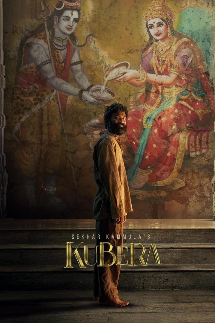 Ein Mann steht vor einem Wandgemälde der hinduistischen Gottheiten Shiva und Lakshmi für den Film „Kubera“.