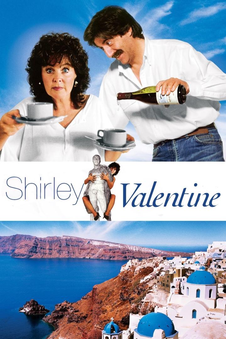 Das Filmplakat für „Shirley Valentine“ zeigt eine Frau, einen Mann, eine Statue und eine griechische Küstenlandschaft.
