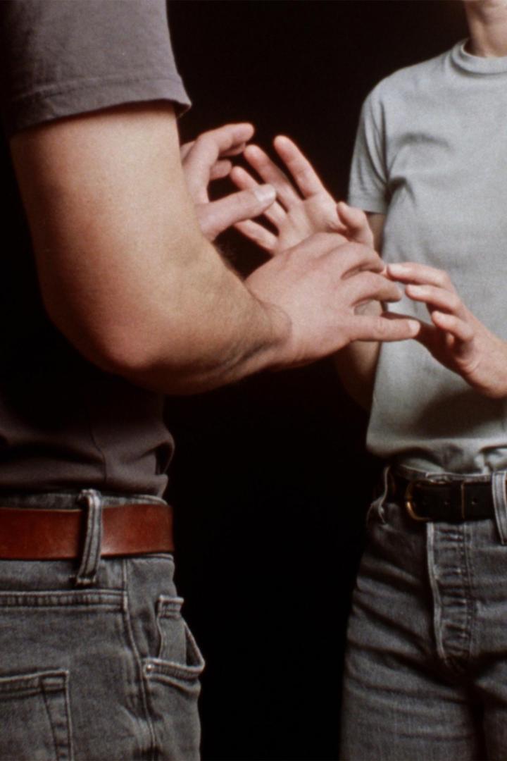 Eine Person berührt die Hand einer anderen Person.