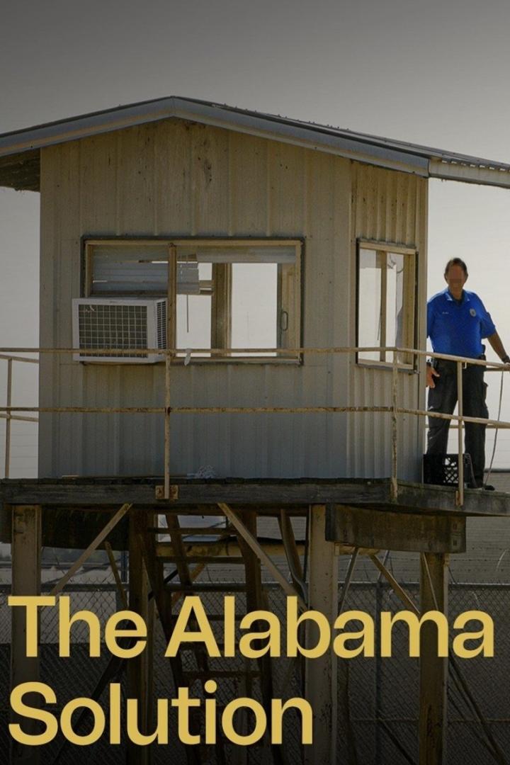 Ein Mann in Uniform steht auf einer Plattform vor einem Wachturm, Titel „The Alabama Solution“.