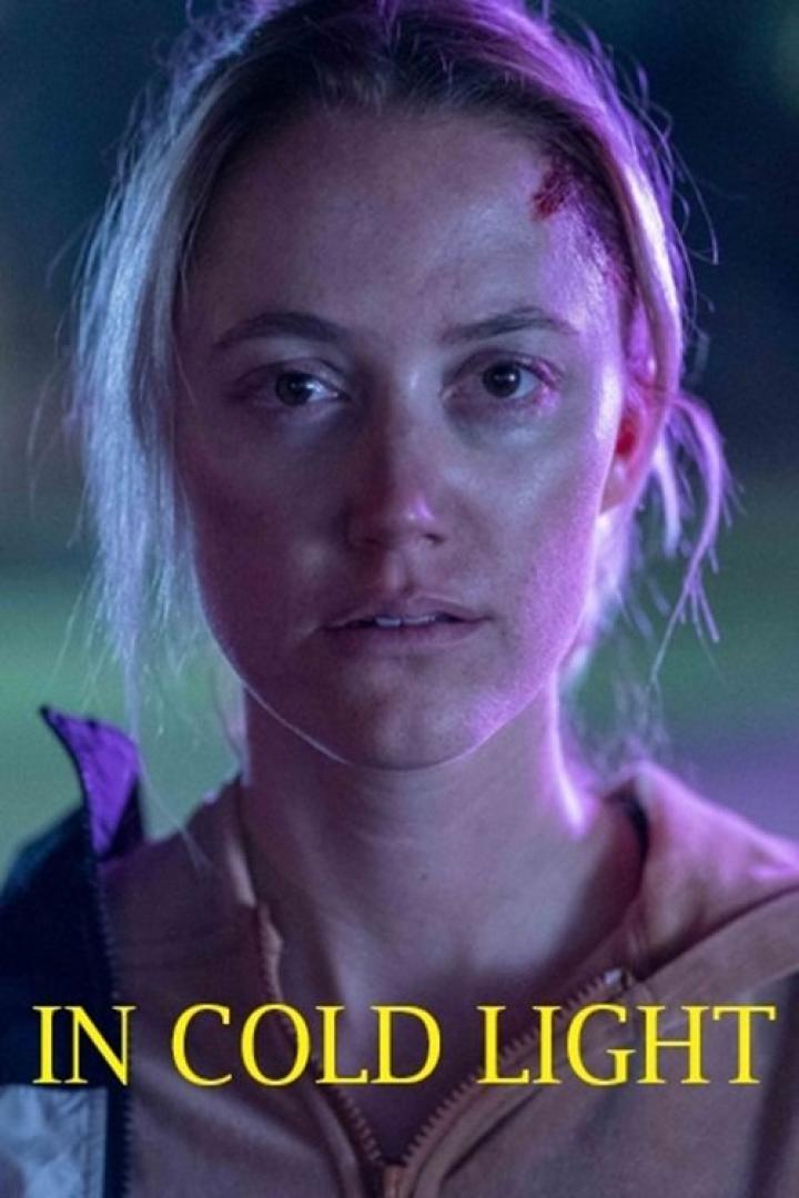 Das Filmplakat für „In Cold Light“ zeigt eine verletzte Frau im kalten Licht.