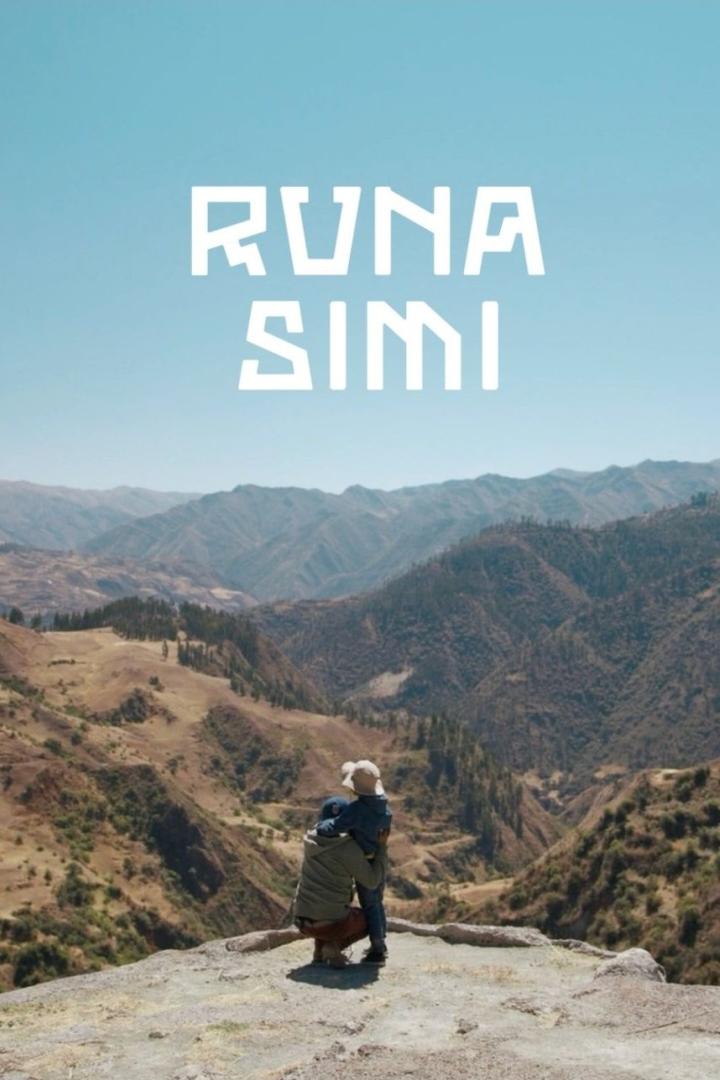 Ein Erwachsener umarmt ein Kind auf einem Felsen mit Blick auf eine Berglandschaft. Im Vordergrund steht der Text „Runa Simi“.