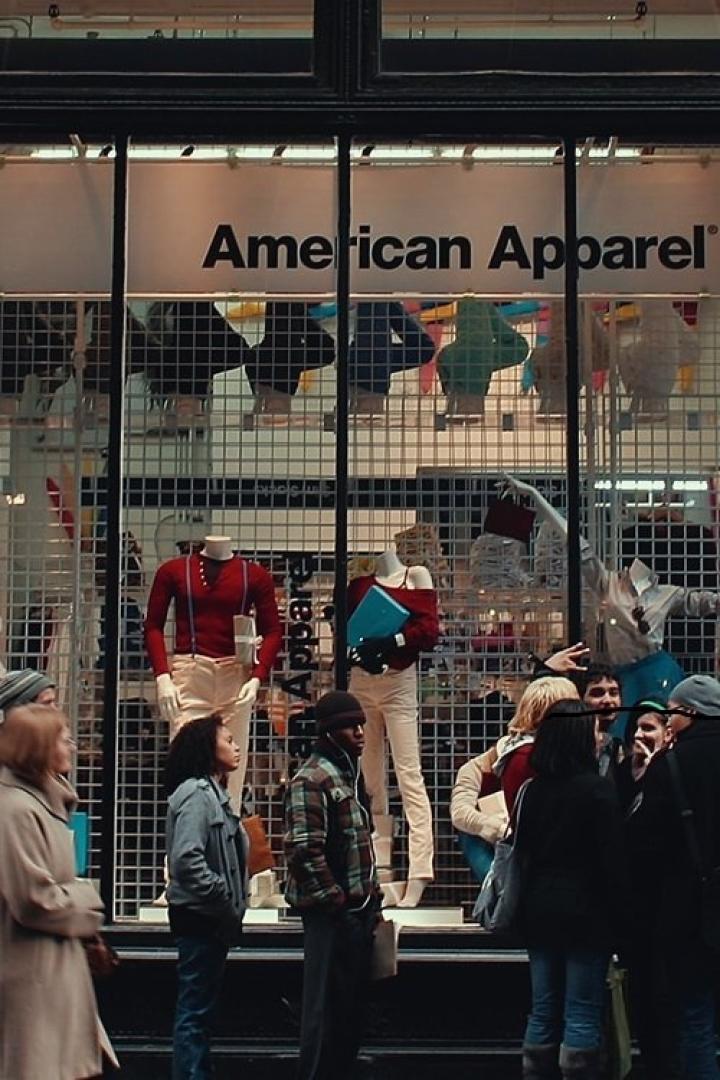 Passanten vor einem Schaufenster von American Apparel mit Schaufensterpuppen.
