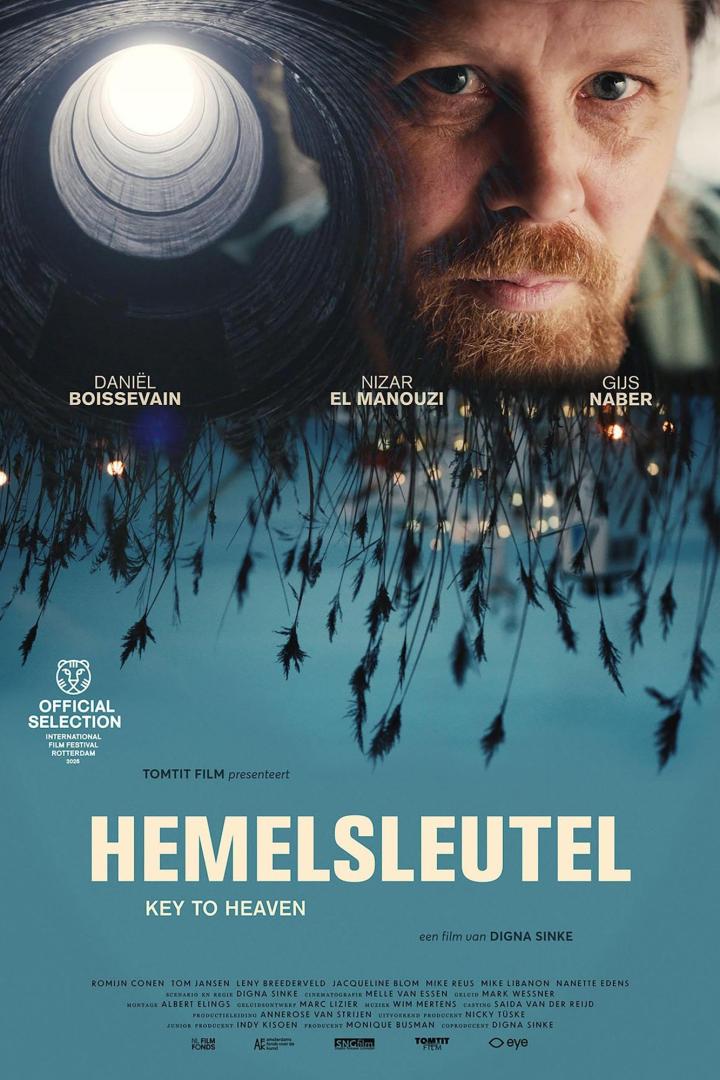 Das Filmplakat für „Hemelsleutel“ zeigt drei Schauspieler vor dem Hintergrund von Schilf und einem Tunnel.