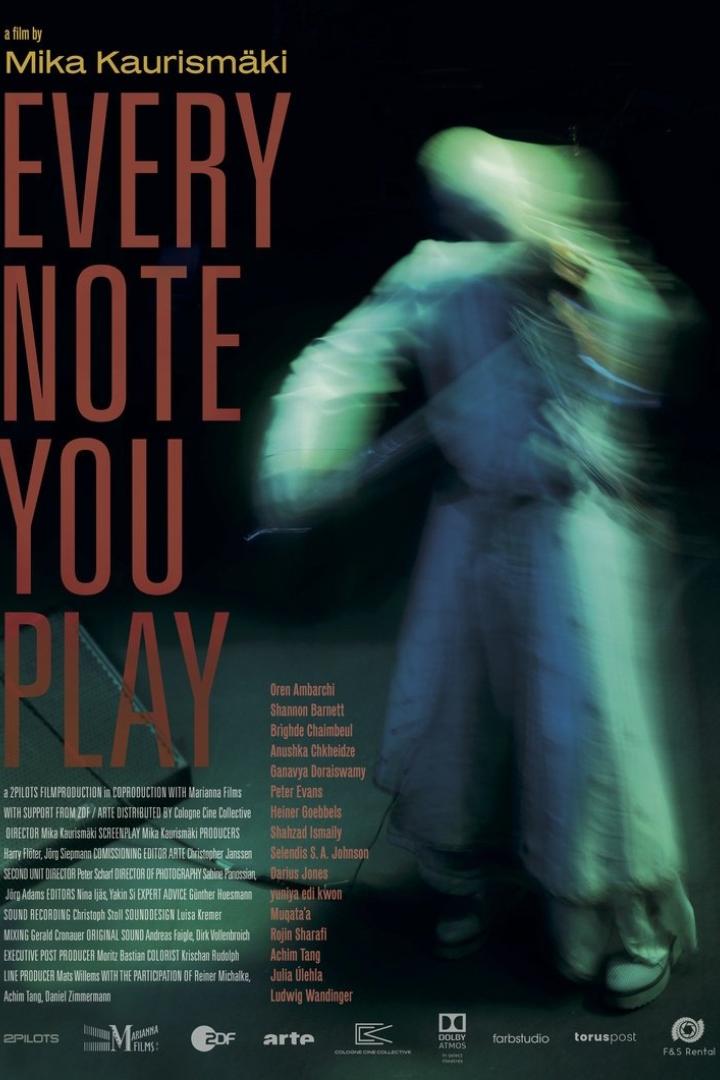 Das Filmplakat für „Every Note You Play“ von Mika Kaurismäki zeigt eine verschwommene Gestalt mit einem Instrument.