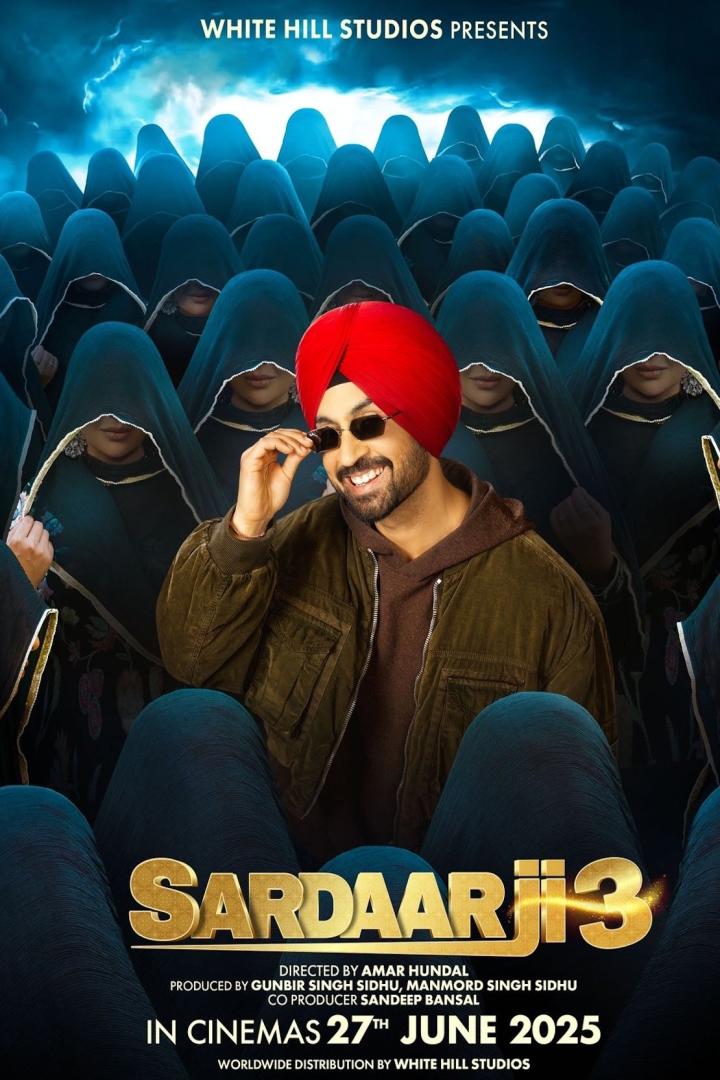 Ein Mann mit rotem Turban lächelt vor einer Menge verschleierter Frauen auf dem Filmplakat zu „Sardaar Ji 3“.
