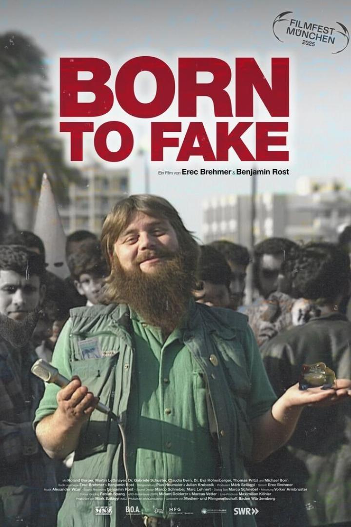 Das Filmplakat zu „Born to Fake“ zeigt einen Mann mit Bart vor einer Menschenmenge.