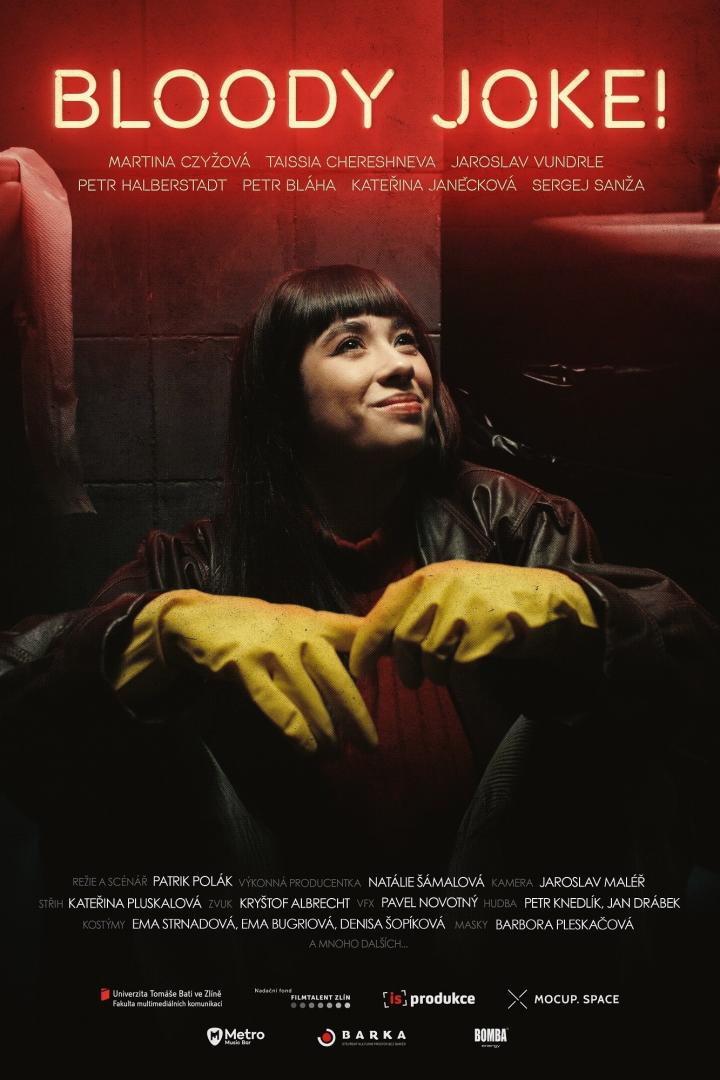 Das Filmplakat zu „Bloody Joke!“ zeigt eine Frau mit gelben Gummihandschuhen.