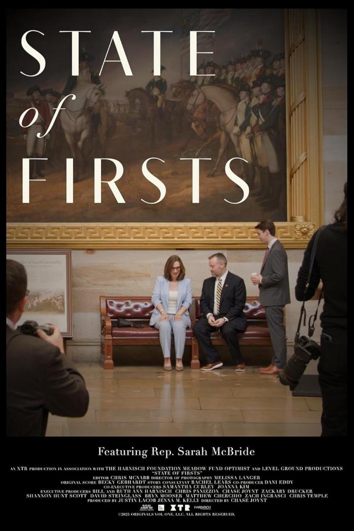 Rep. Sarah McBride sitzt mit anderen vor einem Gemälde mit dem Titel „State of Firsts“.