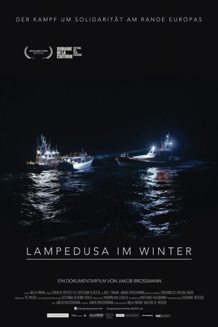 Das Filmplakat zu „Lampedusa im Winter“ zeigt zwei Schiffe auf dunklem Wasser.