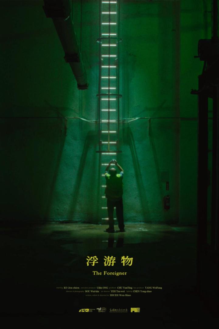 Ein Mann steht vor einer Leiter in dem Filmplakat zu „The Foreigner“.
