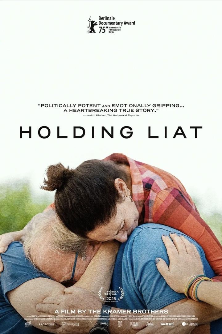 Das Filmplakat für „Holding Liat“ zeigt eine innige Umarmung zweier Personen.