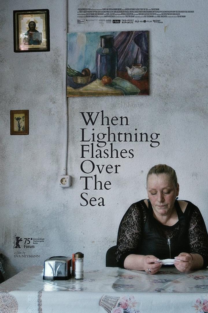 Das Filmplakat für „When Lightning Flashes Over The Sea“ zeigt eine Frau an einem Tisch.