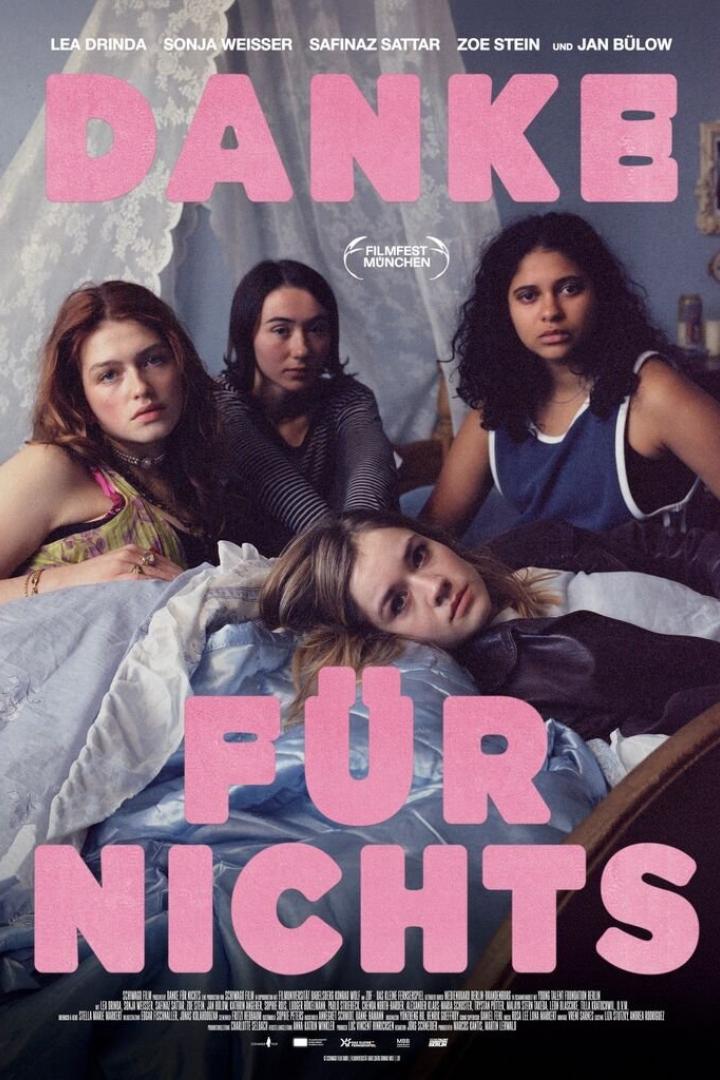 Das Filmplakat für „Danke für Nichts“ zeigt vier junge Frauen auf einem Bett.