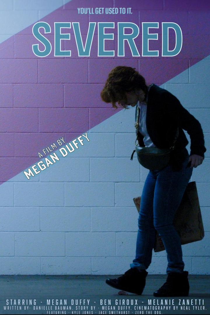 Das Filmplakat für „Severed“ von Megan Duffy zeigt eine Frau vor einer Wand.