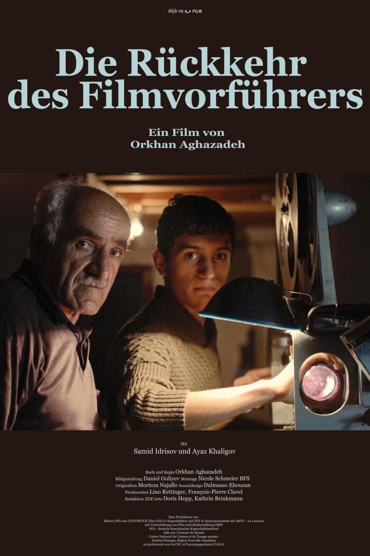 Das Filmplakat zu „Die Rückkehr des Filmvorführers“ zeigt zwei Männer und einen Filmprojektor.