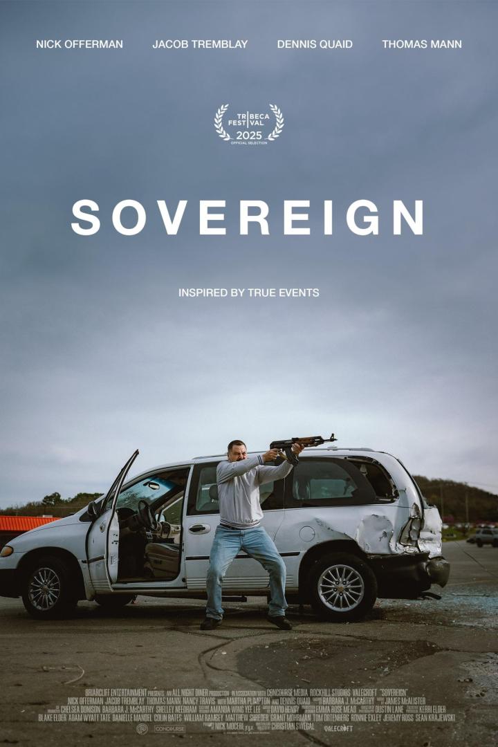 Ein Mann zielt mit einem Gewehr vor einem beschädigten Minivan auf dem Filmplakat zu „Sovereign“.