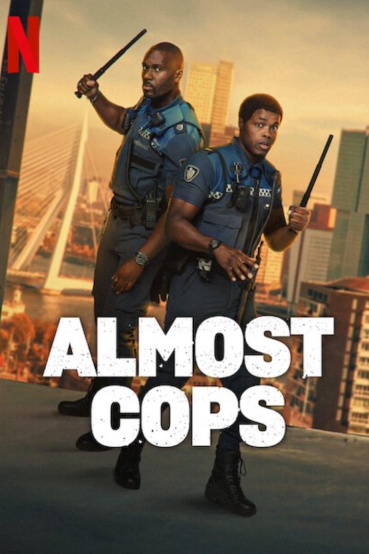 Das Filmplakat für „Almost Cops“ zeigt zwei Polizisten mit Schlagstöcken vor einer Stadtkulisse.