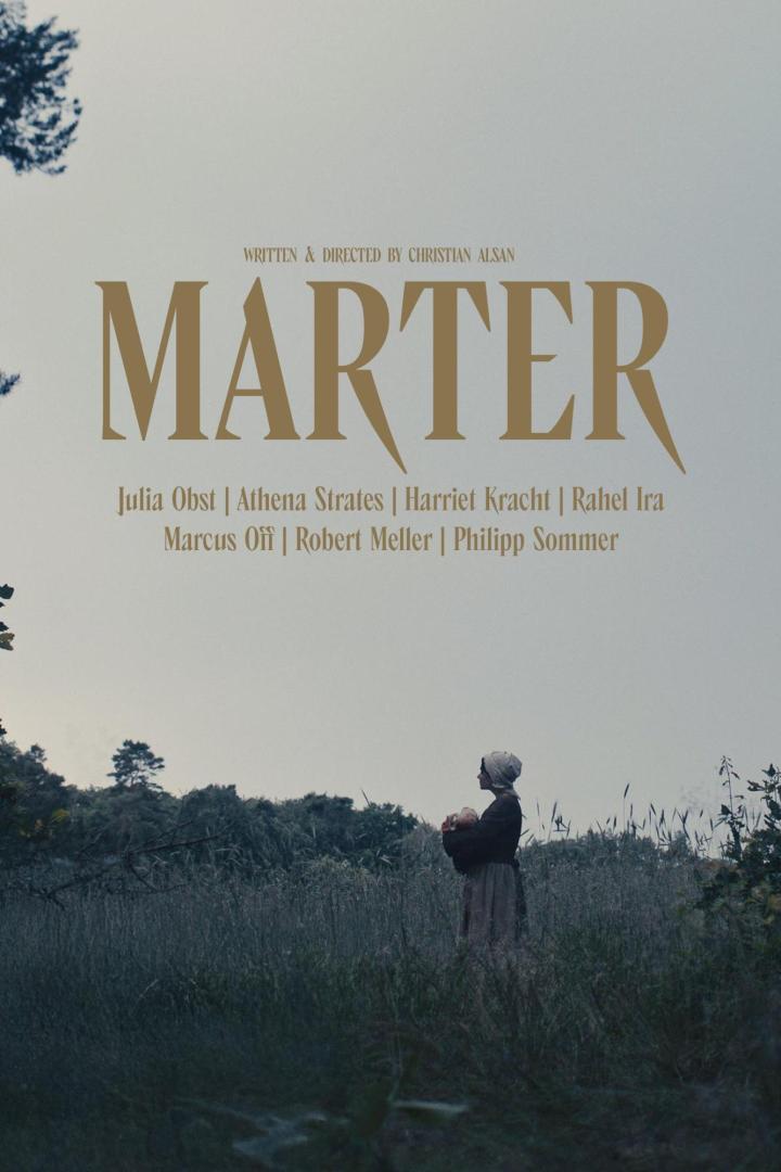 Das Filmplakat für „Marter“ zeigt eine Frau mit Kopftuch auf einem Feld.