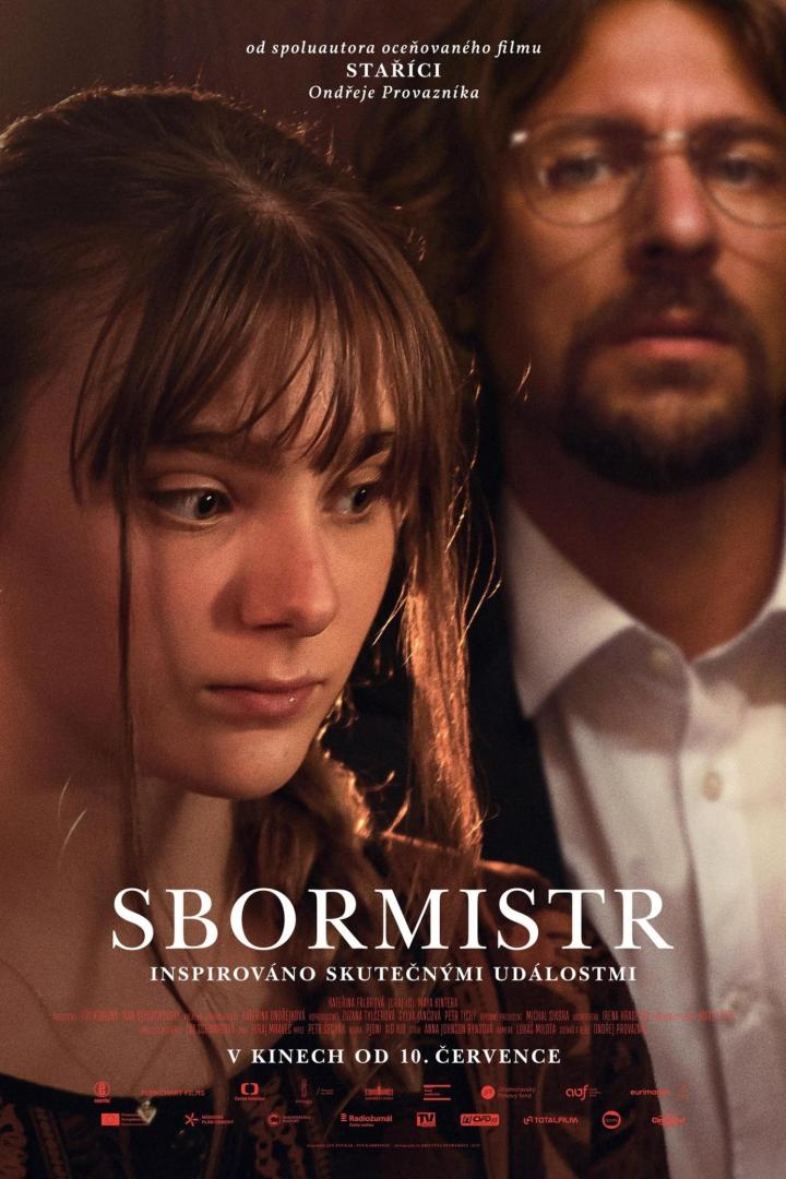 Das Filmplakat für „Sbormistr“ zeigt eine junge Frau und einen Mann mit Brille.