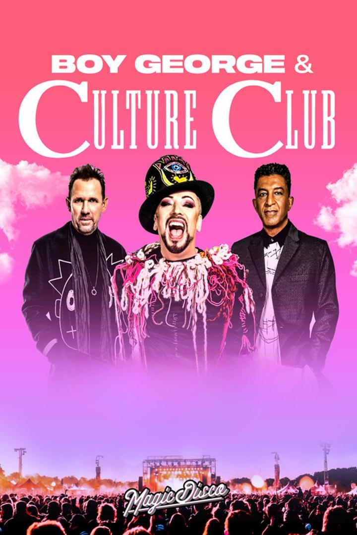 Boy George und Culture Club treten bei der Magic Disco vor einer Menschenmenge auf.