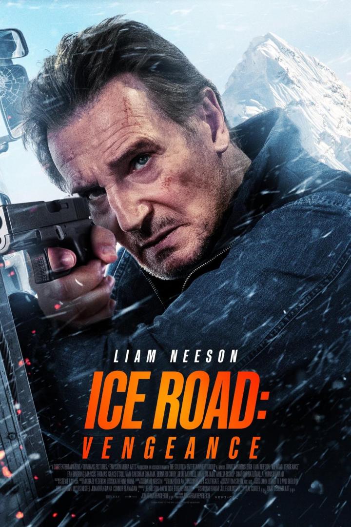 Liam Neeson zielt mit einer Pistole auf dem Filmplakat zu „Ice Road: Vengeance“ vor schneebedeckten Bergen.