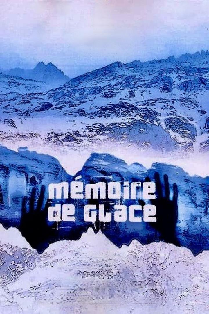 Das Filmplakat für „Mémoire de Glace“ zeigt eine verschneite Berglandschaft.