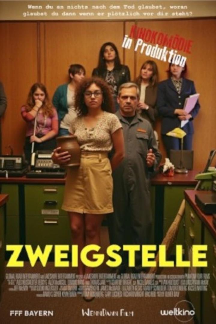 Das Filmplakat für „Zweigstelle“ zeigt eine Gruppe von Büroangestellten.