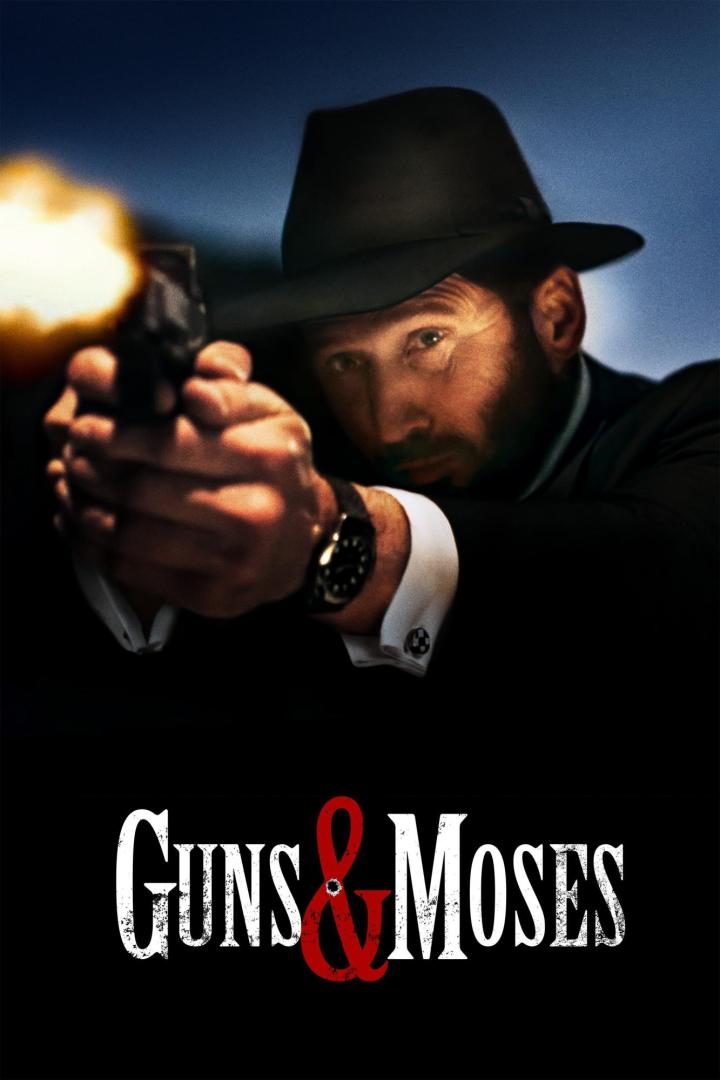Ein Mann im Anzug und Hut zielt mit einer Pistole, im Vordergrund der Titel „Guns & Moses“.