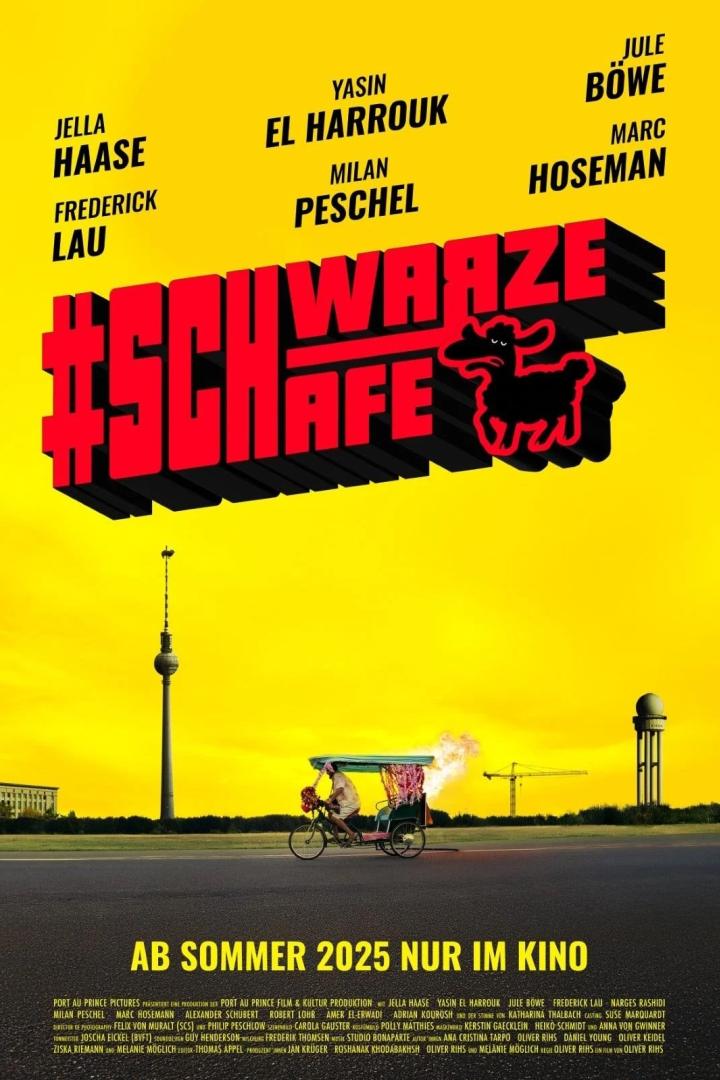 Das Filmplakat für „#Schwarze Schafe“ zeigt Schauspieler, Titel und einen Mann auf einem Fahrradtaxi vor Berliner Wahrzeichen.