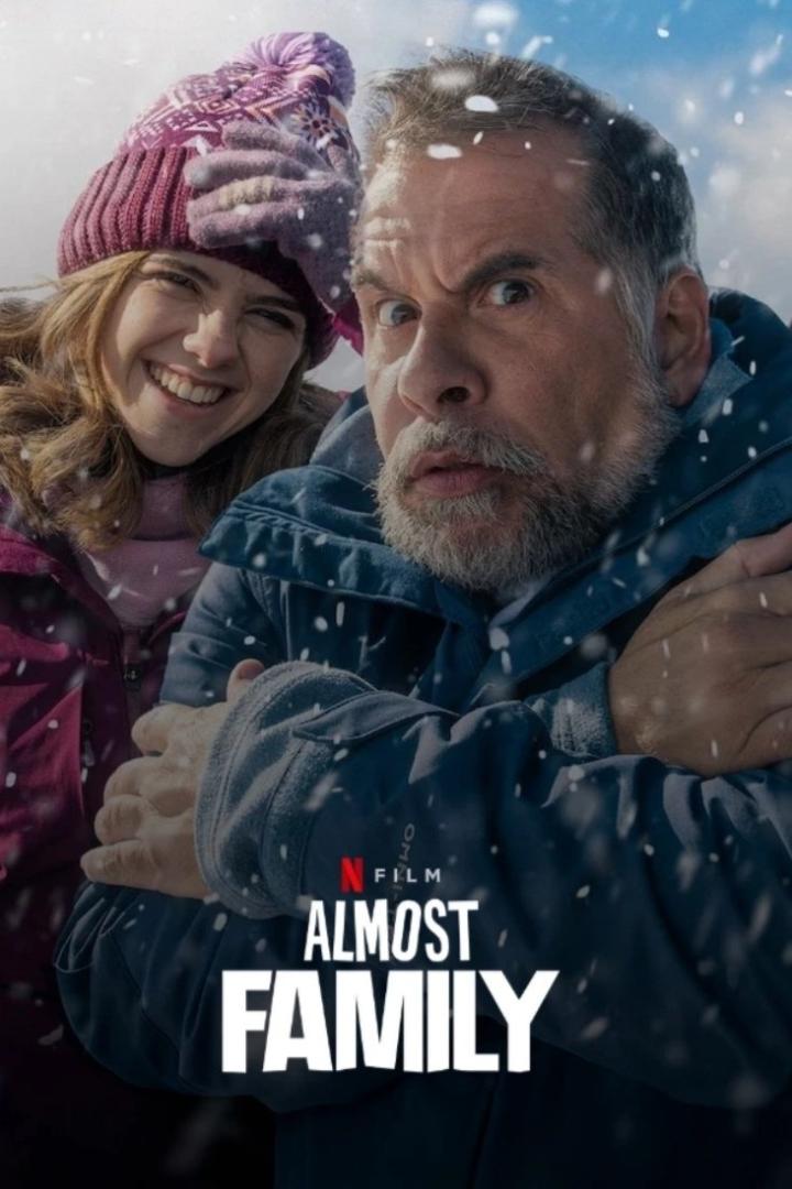 Ein Mann und eine junge Frau umarmen sich im Schnee; Filmposter für „Almost Family“.