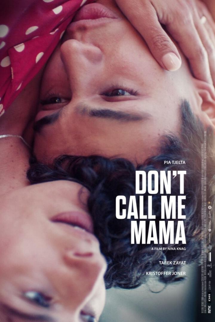 Das Filmplakat für „Don't Call Me Mama“ zeigt die Gesichter zweier Personen, die eng aneinander liegen.