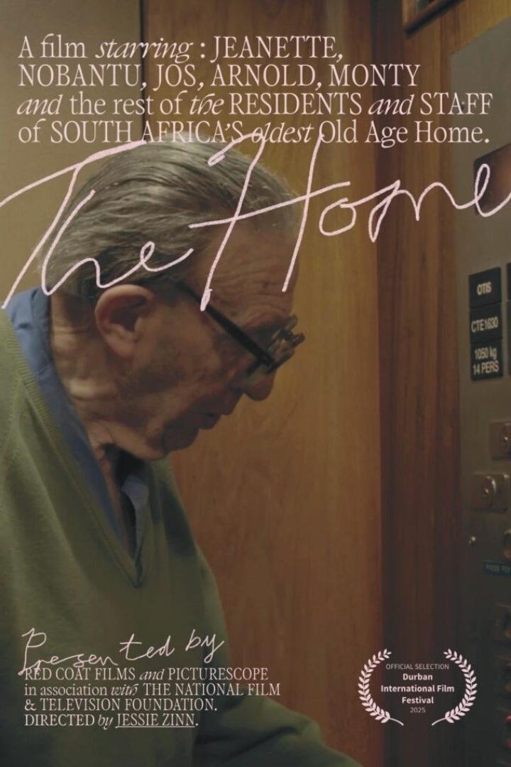 Ein Filmposter für „The Home“ mit einem älteren Mann im Vordergrund.