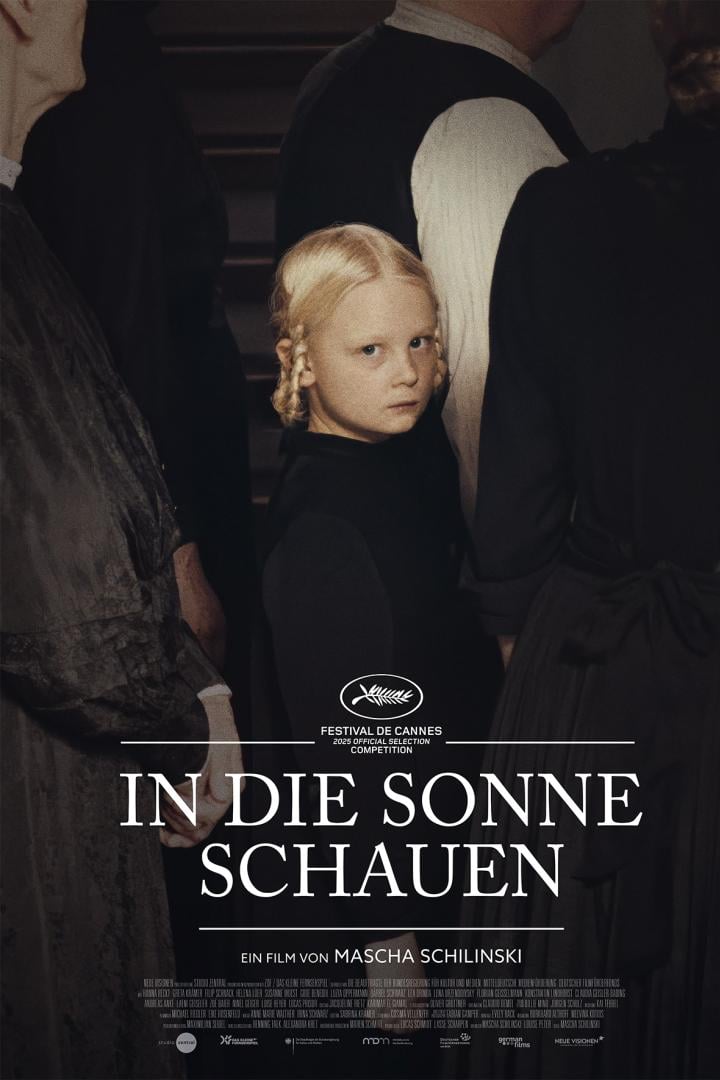Plakat für den Film „In die Sonne schauen“ mit einem jungen Mädchen im Vordergrund.