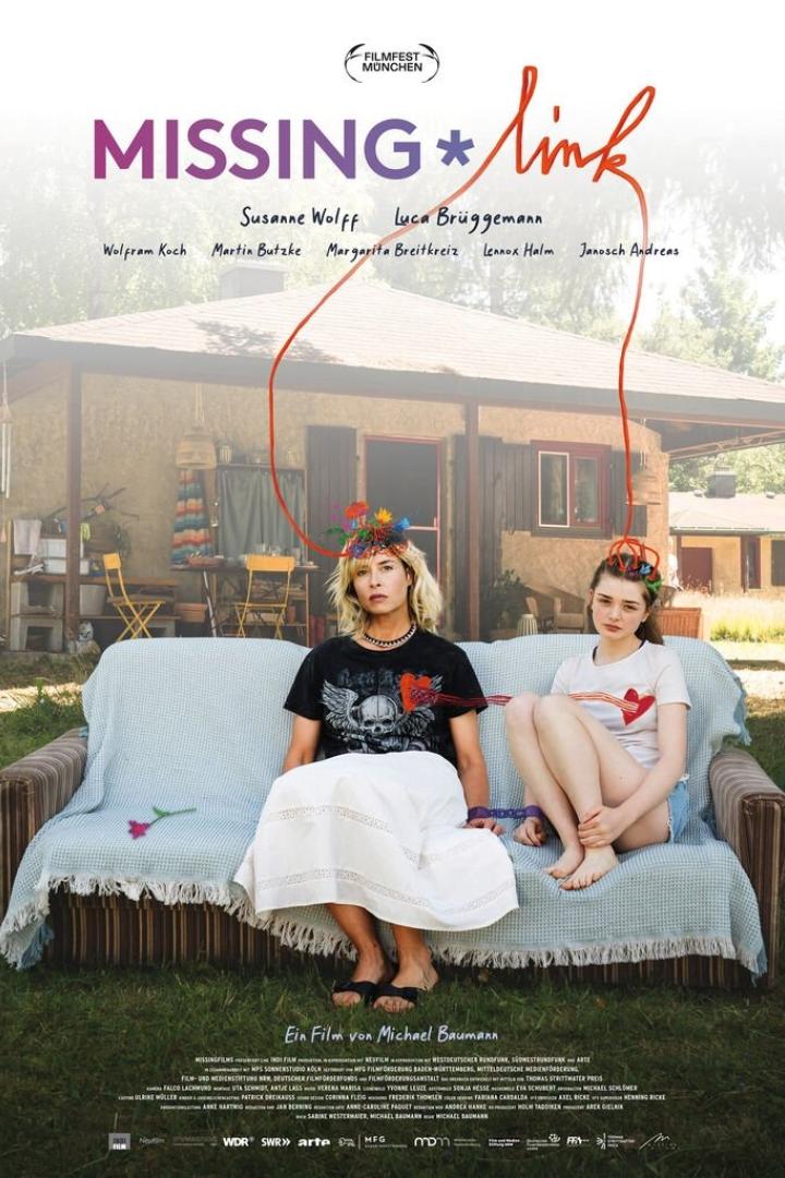 Das Filmplakat für „Missing Link“ zeigt Susanne Wolff und Luca Brüggemann auf einem Sofa vor einem Haus.