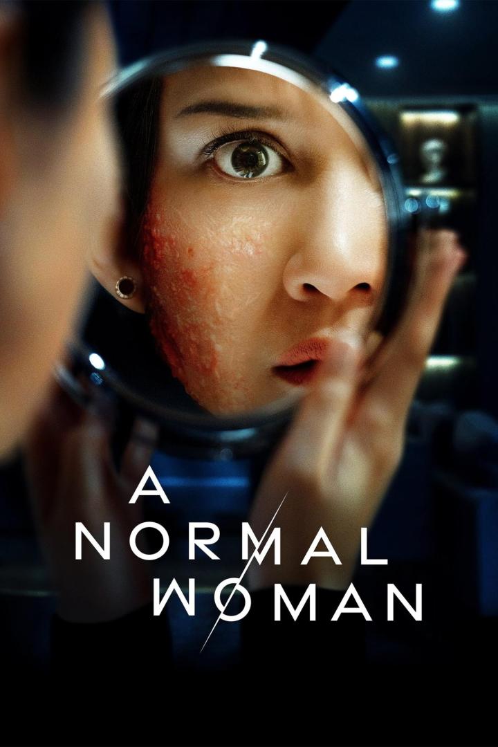 Das Filmplakat für „A Normal Woman“ zeigt eine Frau mit Verletzungen im Spiegel.