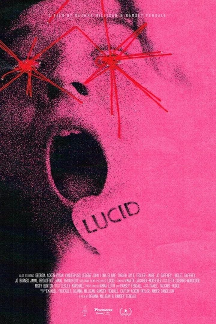 Das rosafarbene Filmplakat für „Lucid“ zeigt ein Gesicht mit weit geöffnetem Mund.