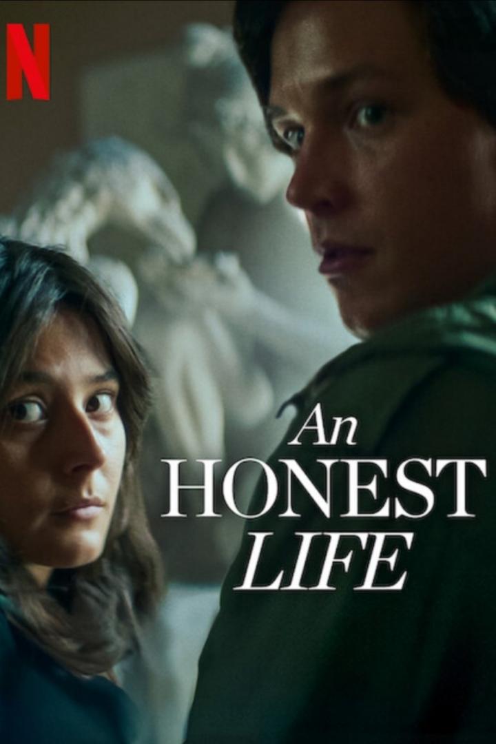 Das Filmplakat für „An Honest Life“ zeigt zwei junge Schauspieler vor einer Statue.