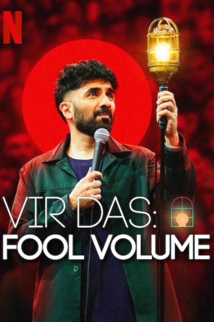 Der Comedian Vir Das hält ein Mikrofon und eine Lampe in der Hand.