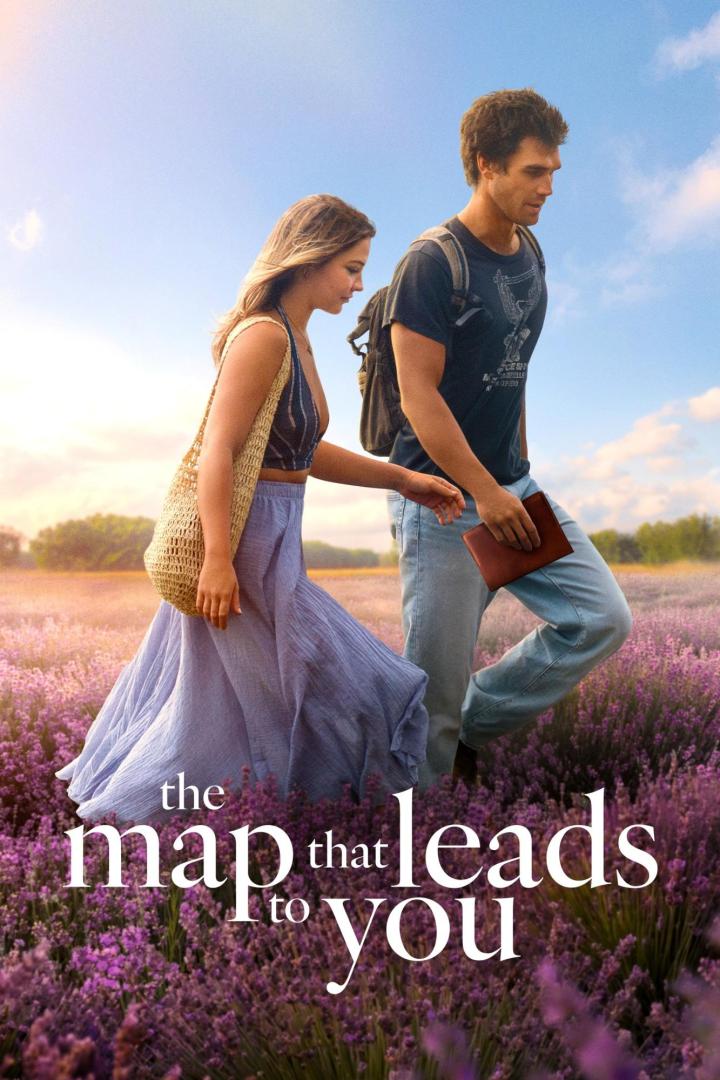 Ein junges Paar geht durch ein Lavendelfeld, wie auf dem Filmplakat zu „The Map That Leads to You“.