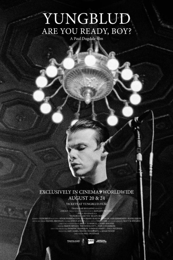 Das Filmplakat für „Yungblud: Are You Ready, Boy?“ zeigt den Sänger unter einem Kronleuchter.