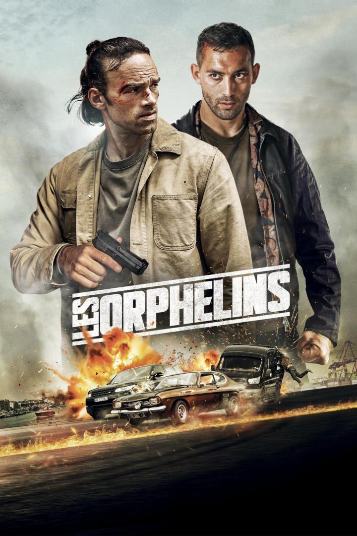 Das Filmplakat für „Sorphélins“ zeigt zwei Männer vor einer Explosion und Autoverfolgungsjagd.