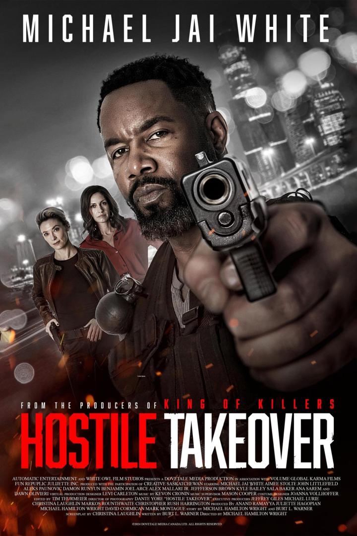 Das Filmplakat für „Hostile Takeover“ zeigt Michael Jai White mit einer Waffe im Anschlag.
