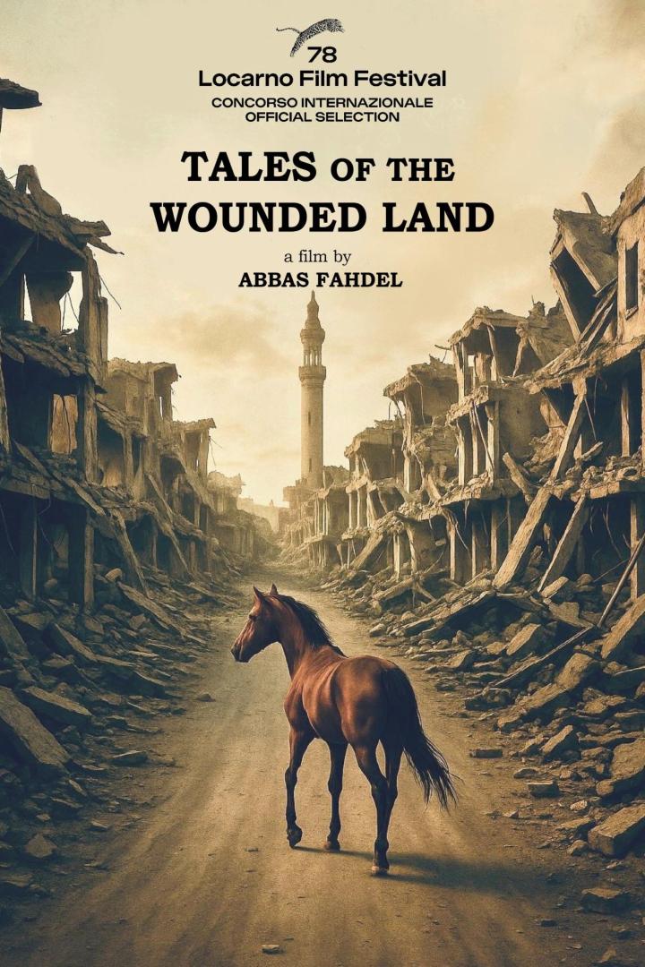 Ein Pferd steht inmitten einer zerstörten Stadt, im Hintergrund ein Minarett. Das Filmplakat trägt den Titel „Tales of the Wounded Land“.