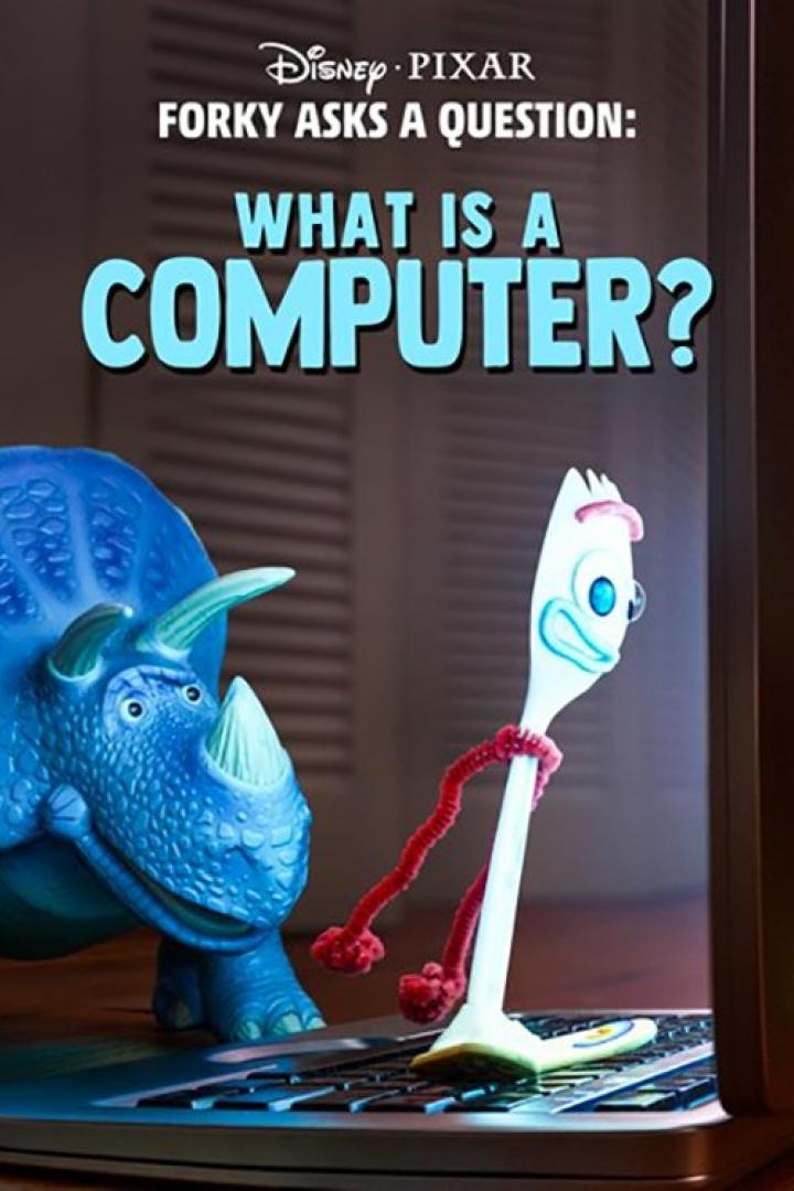 Szene aus „Forky Asks a Question: What Is a Computer?“ mit Forky und einem blauen Triceratops-Spielzeug vor einem Laptop.