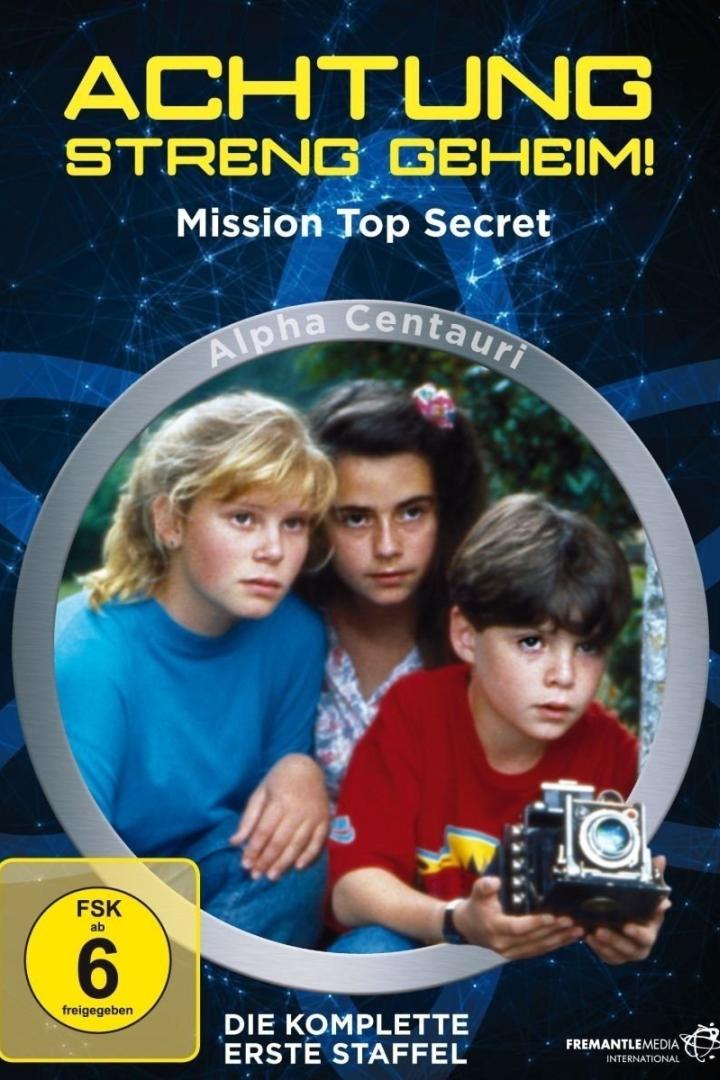 Das Cover der ersten Staffel von „Mission Top Secret“ zeigt drei Kinder, eines davon mit einer Kamera.