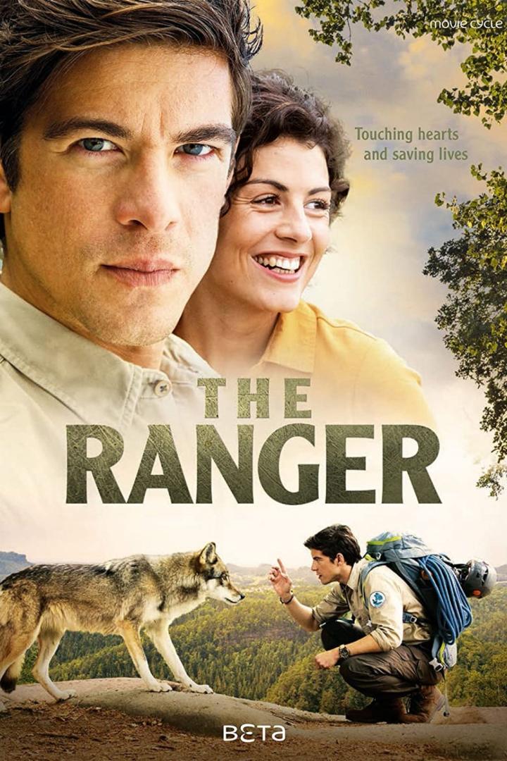 Das Filmplakat für „The Ranger“ zeigt einen Mann, eine Frau und einen Wolf in einer Waldlandschaft.
