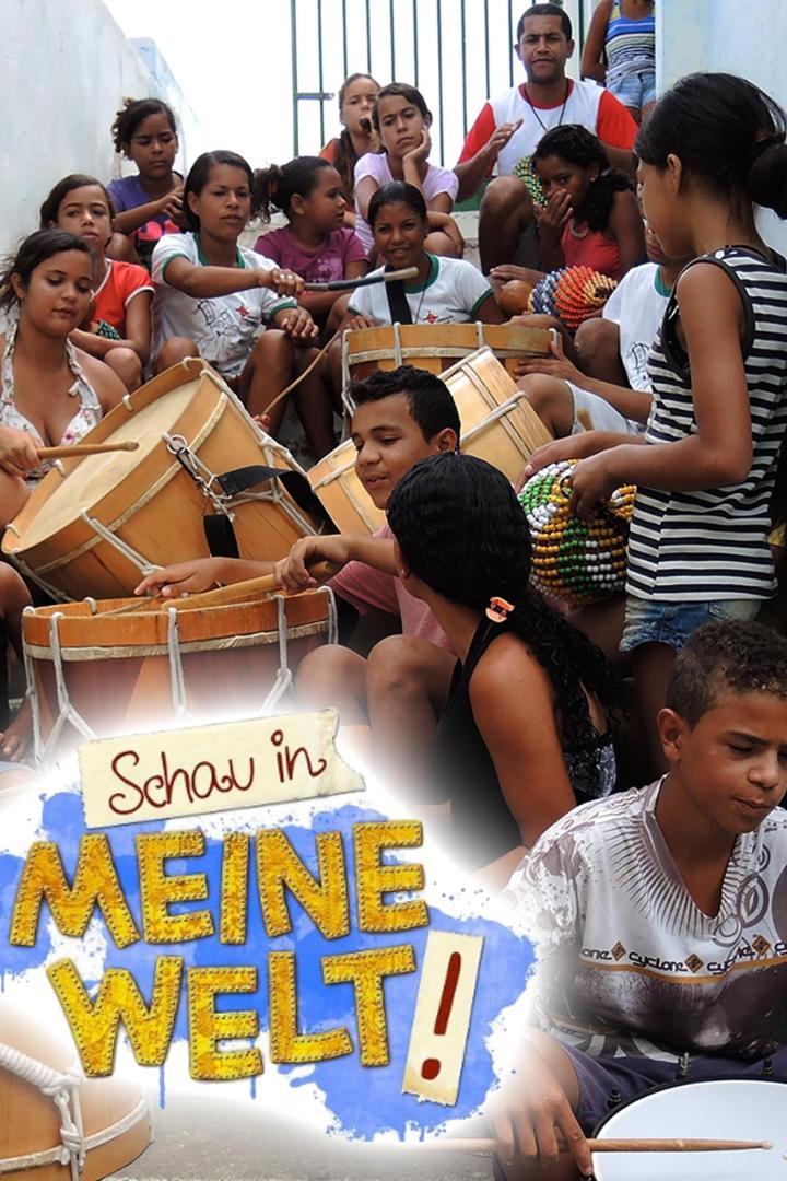 Eine Gruppe von Kindern sitzt auf Treppen und spielt Trommeln und andere Musikinstrumente.