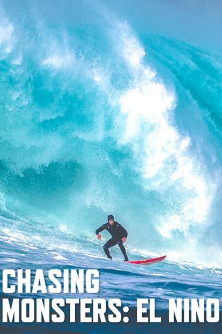 Ein Surfer reitet auf einer riesigen Welle, wie im Film „Chasing Monsters: El Nino“.